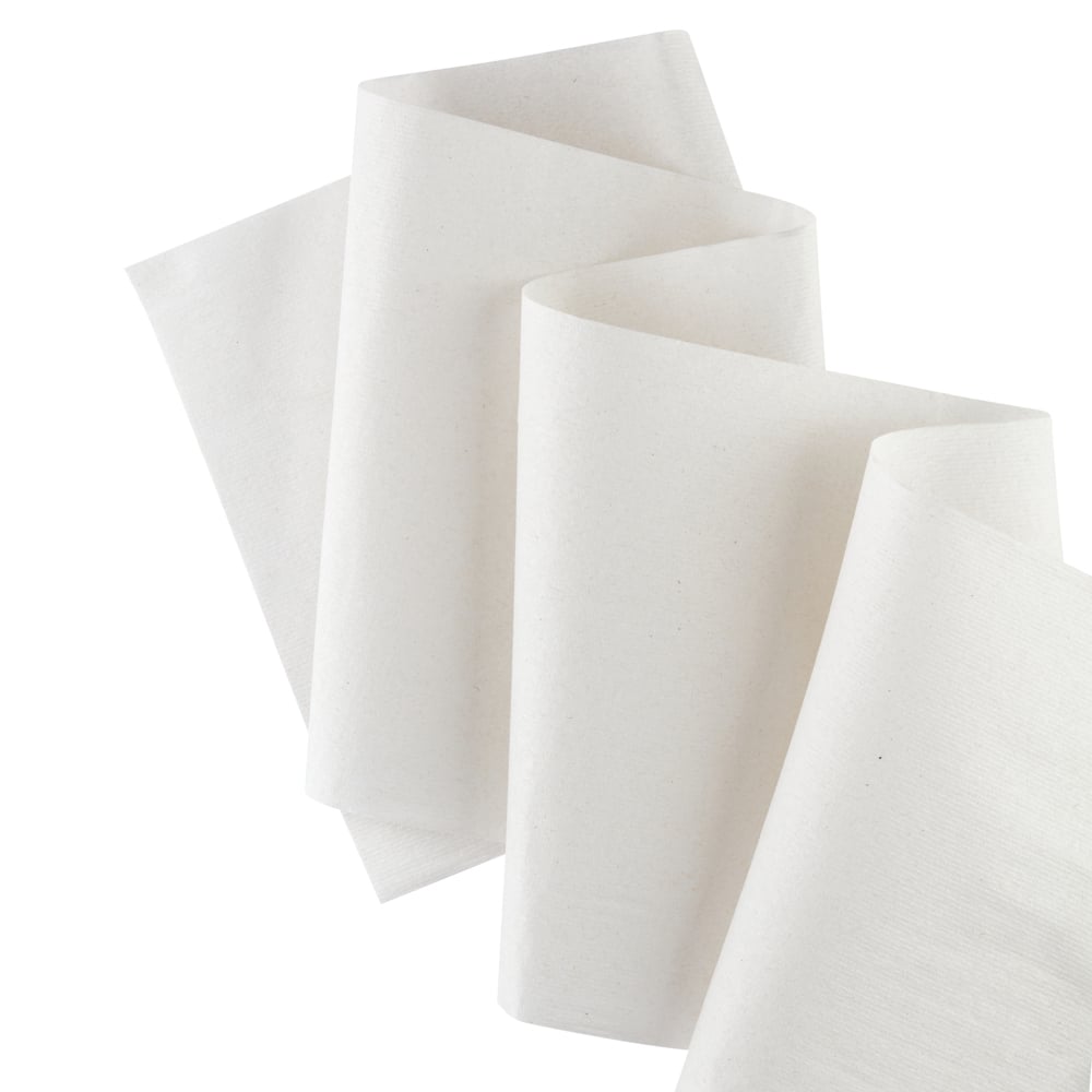 Un rouleau de serviettes Scott® Control™ - rouleau / blanc de Kimberly-Clark GmbH est illustré dans un motif de pliage en zigzag, semblable à des serviettes hygiéniques pour le séchage des mains, sur un fond blanc.