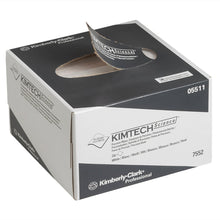 Op de afbeelding is een wit-grijze Kimberly-Clark GmbH Kimtech® Science precisiedoekjes in een trekdoos (klein, 30 dozen x 286 doekjes) te zien, met een gedeeltelijk uitgetrokken doekje waarop het merk en de productinformatie zijn afgebeeld.