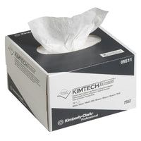 Een witte, rechthoekige doos met Kimtech® Science-precisiedoekjes (Kimberly-Clark GmbH) met een pluisvrij doekje dat gedeeltelijk is uitgetrokken; ideaal voor reinigingswerkzaamheden in laboratoria. De productgegevens en het merk staan vermeld op de kleine doos met 286 vellen, waaruit de doekjes kunnen worden getrokken.