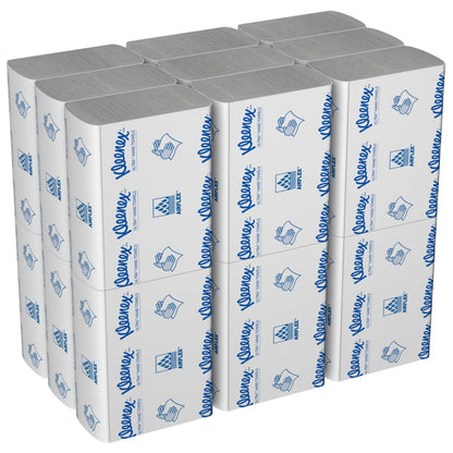 Een doos Kleenex® Ultra™ Handdoeken van Kimberly-Clark GmbH bevat 18 witte MultiFold-pakketjes à 150 vellen met blauwe teksten en symbolen op de verpakking.