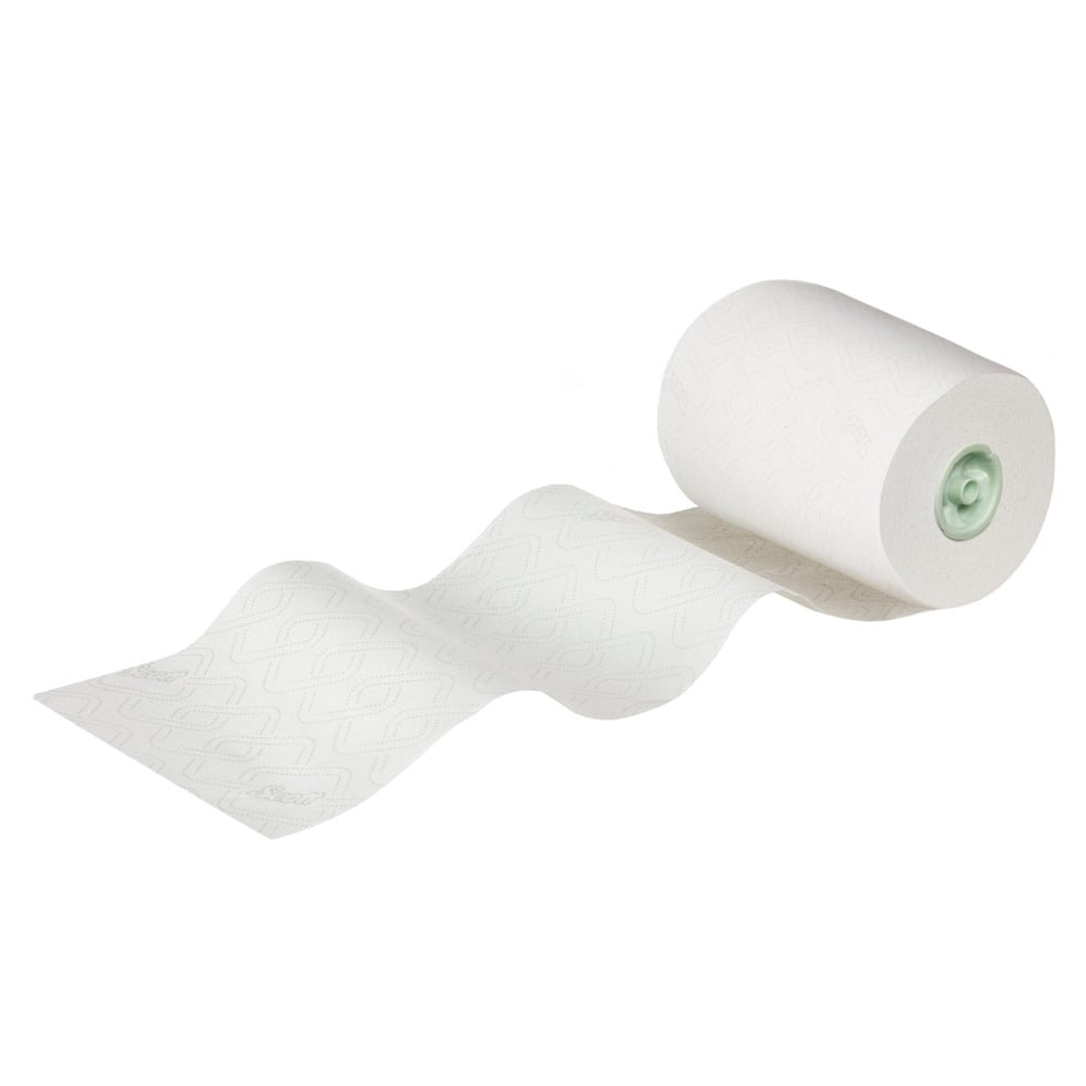 Eine einzelne Rolle Scott® Essential™ Rollenhandtücher E-roll Slimroll™, 1-lagiges weißes Papier von Kimberly-Clark GmbH, wird auf einem einfarbig weißen Hintergrund teilweise abgerollt; sie weist ein dezentes Prägemuster und eine grüne Mittelröhre auf.