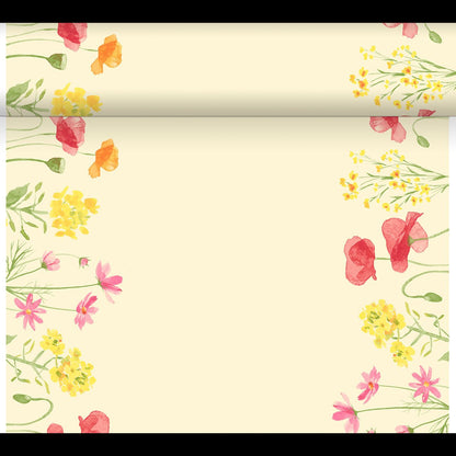 Un DC-Tete a Tete 0,4x24m jaune pâle de Duni GmbH est orné de fleurs sauvages aquarellées roses, jaunes et rouges sur les bords, rappelant un jardin charmant. Le centre est libre pour écrire ou dessiner.