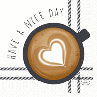Bovenaanzicht van een koffiekopje met hartvormige latte art en de tekst „HAVE A NICE DAY“ in een sierlijk lettertype – ideaal voor de Duni GmbH-servetten van cellulose, 24 x 24 cm, 3-laags, Nice Day | Verpakking (250 servetten) met verschillende ontwerpen.