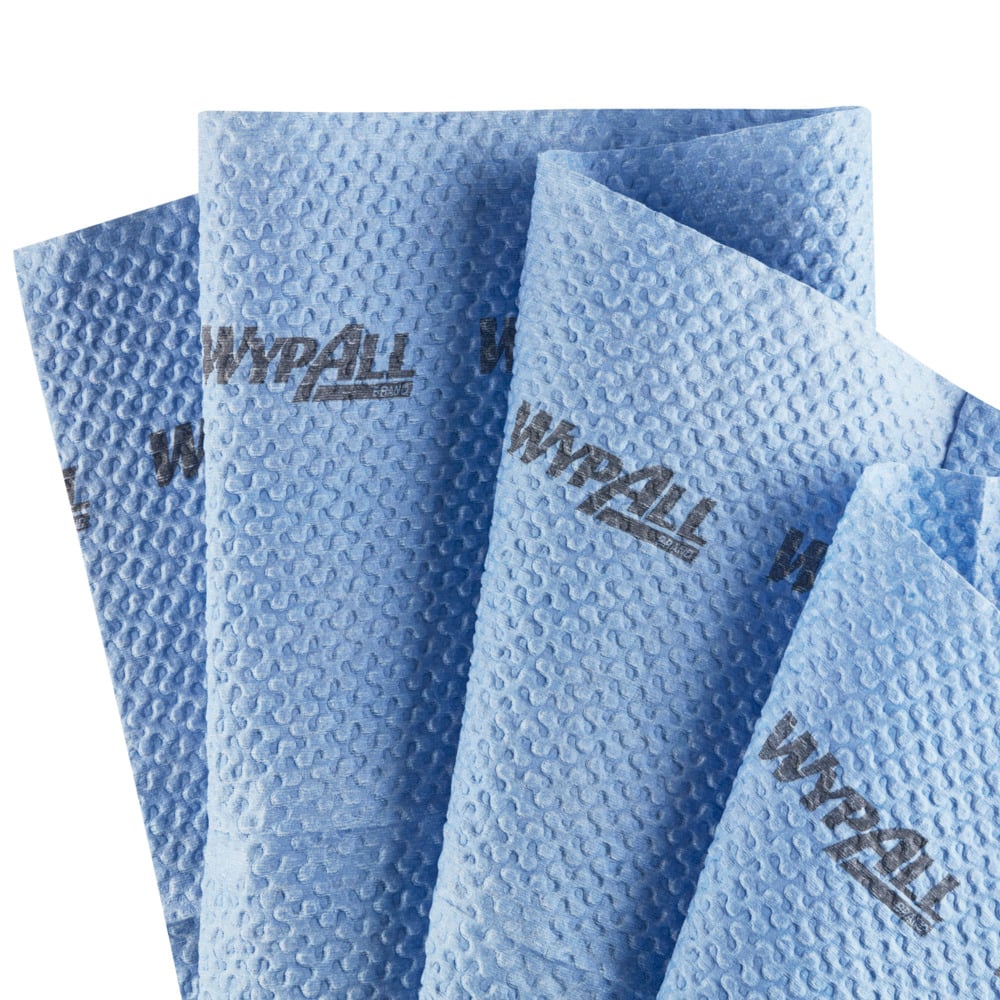 Quatre lingettes WypAll® ForceMax bleues et résistantes (33,5 x 34,5 cm) de Kimberly-Clark GmbH, chacune imprimée avec le logo "WypAll" en noir, pliées en quart et disposées côte à côte sur un fond blanc.