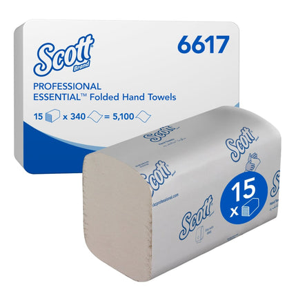 Une boîte de serviettes intercalées Scott® ESSENTIAL™ (blanches, petites) de Kimberly-Clark GmbH contient 15 paquets de 340 feuilles chacun, emballés dans un emballage de marque et étiquetés avec des informations sur le produit et la quantité.