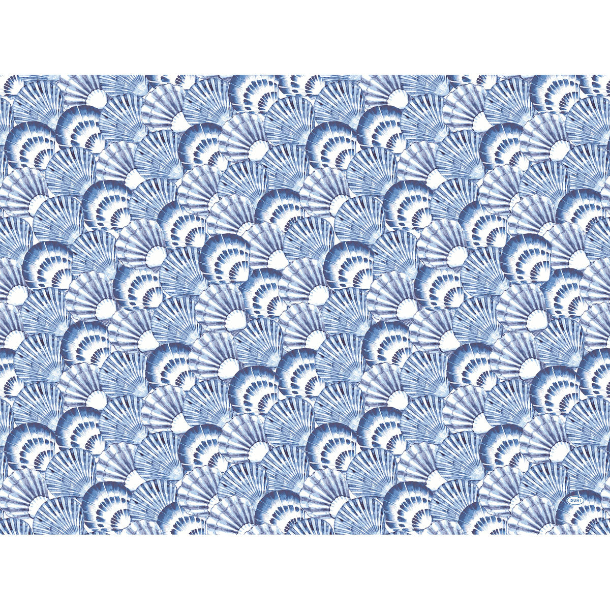 Ein dichtes blau-weißes Muschelmuster mit detaillierten Linien ziert die Duni GmbH Papier-Tischsets 30x40 cm Tide - Hochwertige Tischdekoration, Packung (250 Stück), perfekt für den stilvoll gedeckten Tisch.