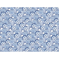 Een dicht blauw-wit schelpenpatroon met gedetailleerde lijnen siert de papieren placemats van Duni GmbH, 30 x 40 cm, uit de Tide-serie – hoogwaardige tafeldecoratie, verpakking (250 stuks), perfect voor een stijlvol gedekte tafel.