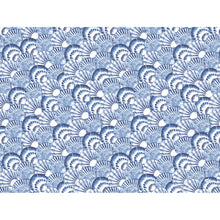 Ein dichtes blau-weißes Muschelmuster mit detaillierten Linien ziert die Duni GmbH Papier-Tischsets 30x40 cm Tide - Hochwertige Tischdekoration, Packung (250 Stück), perfekt für den stilvoll gedeckten Tisch.