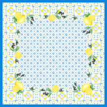 La nappe Dunicel 84x84 cm Mediterran de Duni GmbH présente un design carré inspiré des carreaux avec un bord bleu, des citrons, des olives et des feuilles vertes dans chaque coin ainsi qu'un motif floral bleu au centre. Parfait pour une décoration de table élégante. Paquet (20 pièces).