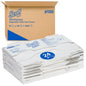 Un carton portant l'inscription "Scott® Couvre-sièges de toilette - Blanc" de Kimberly-Clark GmbH contient 24 sacs de 125 couvre-sièges chacun (soit un total de 3 000) pour une utilisation hygiénique des toilettes, avec les couvre-sièges emballés individuellement illustrés à l'avant.
