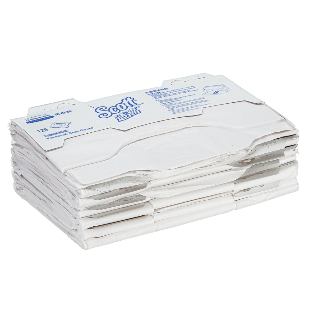 Une pile de couvre-sièges de toilette Scott® de Kimberly-Clark GmbH (blanc, 24 sacs x 125 paquets), avec lettrage bleu, soigneusement arrangée sur un fond blanc pour une utilisation hygiénique des toilettes.