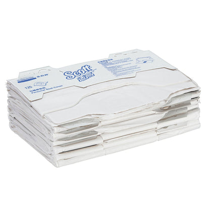 Une pile de couvre-sièges de toilette Scott® de Kimberly-Clark GmbH (blanc, 24 sacs x 125 paquets), avec lettrage bleu, soigneusement arrangée sur un fond blanc pour une utilisation hygiénique des toilettes.