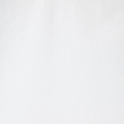 Eine Nahaufnahme einer einfarbig weißen, strukturierten Oberfläche mit dezenten vertikalen Linien, ideal zum hygienischen Händetrocknen mit Scott® Control™ Herunterspülbare Falthandtücher - Weiß, 15 Clips x 322 Blatt pro Karton von Kimberly-Clark GmbH.