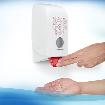 Der Benutzer drückt den Hebel des Scott® CONTROL Handdesinfektionsschaums auf Alkoholbasis (1L Kassette) der Kimberly-Clark GmbH und gibt den Schaum auf seine Hand. Auf der Vorderseite der transparenten Wandeinheit sind Symbole für die Handhygiene abgebildet.