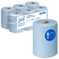 Sechs blaue Rollen Scott® Essential™ Slimroll™ Handtücher (190 m x 19,8 cm) von Kimberly-Clark GmbH, eine Rolle vorne, Verpackung hinten mit "6 x 190 m = 1.140 m", Produktcode 6696 - umweltfreundliche Händetrocknung.