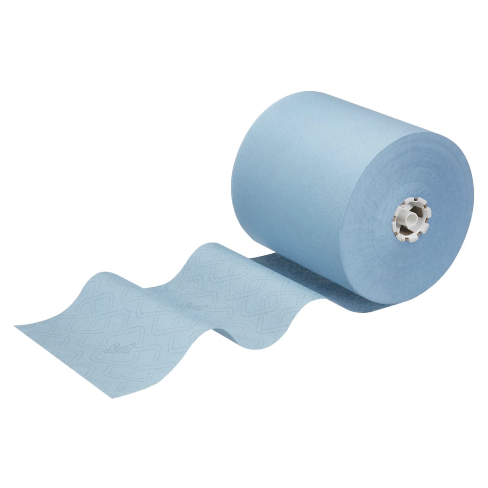 Een gedeeltelijk afgerolde Scott® Essential™ handdoek - rol / blauw van Kimberly-Clark GmbH onthult gestructureerde blauwe hygiënische handdoeken met een witte kunststof kern in het midden. Elke verpakking bevat 6 rollen.
