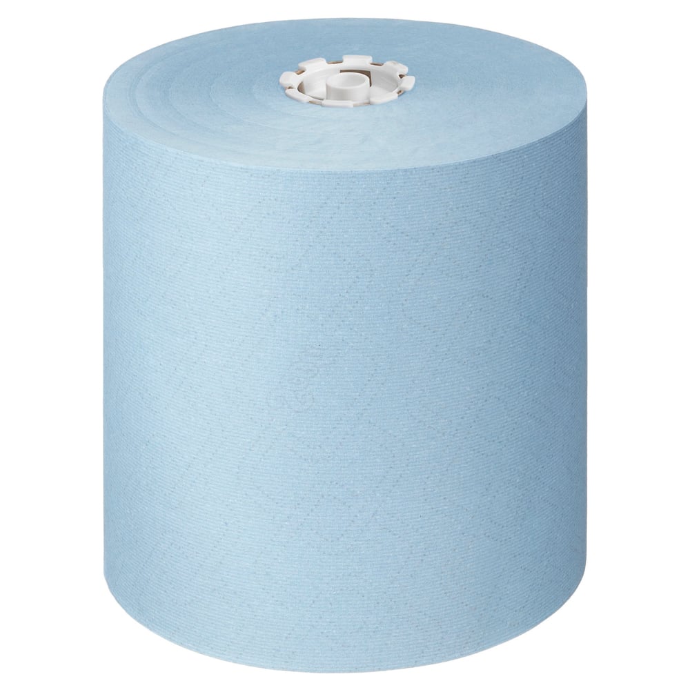 Een grote rol Scott® Essential™ handdoeken - rol / blauw van Kimberly-Clark GmbH, met een witte kunststof kern, staat rechtop voor een effen achtergrond - ideaal voor het handhaven van hygiëne in elke omgeving. Doos: 6 rollen x 1 vel.