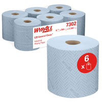 Op de afbeelding zijn zes blauwe rollen WypAll® L20 papieren doekjes voor industriële reinigingstaken van Kimberly-Clark GmbH te zien, verpakt met één rol vooraan en vijf rollen achteraan voor centrale afname. Een rood etiket geeft aan dat de verpakking 6 rollen (38,00 x 18,30 cm) bevat.