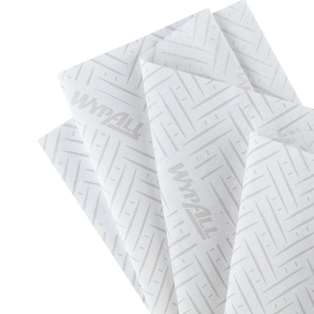 Vier überlappende WypAll® L20 Papierwischtücher (38,00 x 18,30 cm) von Kimberly-Clark GmbH, weiß mit dezentem Chevron- und Linienmuster und schwachem "WypAll"-Branding, ideal für industrielle Reinigungsaufgaben, sind aufgefächert.