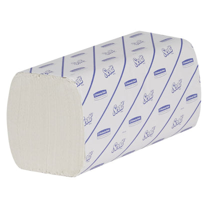 Une pile de serviettes Scott® EXCELLENT Interfold de Kimberly-Clark GmbH pour un séchage des mains hygiénique, dans un emballage blanc avec impression bleue. L'emballage rectangulaire montre les bords exposés des serviettes pliées. 20 x 190 serviettes par carton.