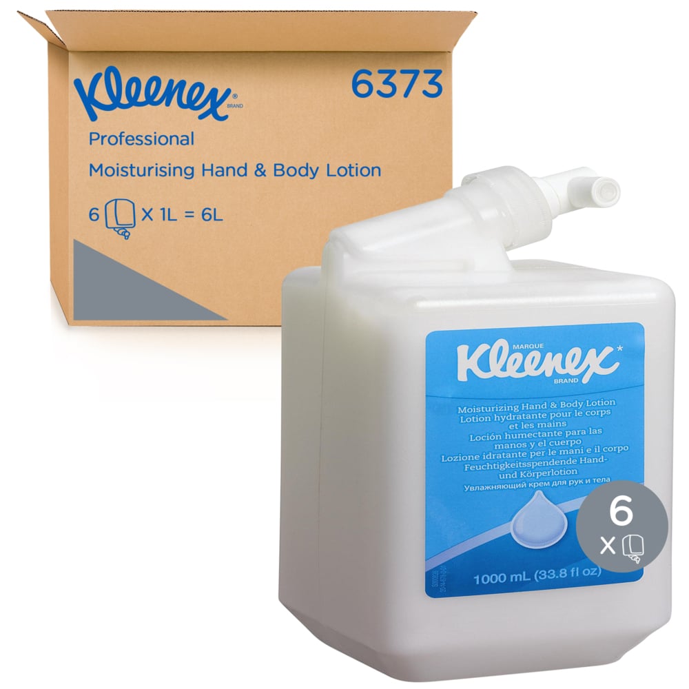 Une lotion hydratante pour les mains et le corps Kleenex® de 1 litre (de Kimberly-Clark GmbH) est présentée devant une boîte avec l'inscription "6 cartouches" - un carton contenant six cartouches de lotion de 1 litre pour le soin professionnel.