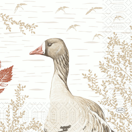 Die "Zellt.-Servietten 33x33 cm, 3-lagig, Holz & Gans" von Duni GmbH zeigen eine anmutige Gans zwischen beigen Blättern und fliegenden Vögeln und bringen Eleganz und Umweltfreundlichkeit auf Ihren Tisch. Die Packung enthält 50 Servietten.