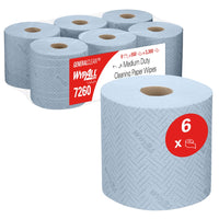 Op de afbeelding zijn zes blauwe rollen WypAll® L20 General Clean Centrefeed (2-laags, 550 vellen/rol) van Kimberly-Clark GmbH te zien – vijf in een verpakking met het WypAll-logo en -gegevens, en één rol vooraan. De doos bevat 6 rollen.