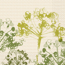 Grüne botanische Silhouetten auf einem strukturierten beigen, gitterartigen Hintergrund erzeugen einen organischen, aquarellartigen Look - ideal für nachhaltige Zelltypen. Servietten 40x40 cm, 3-lagig, grün von Duni GmbH (Packung mit 250 Servietten).