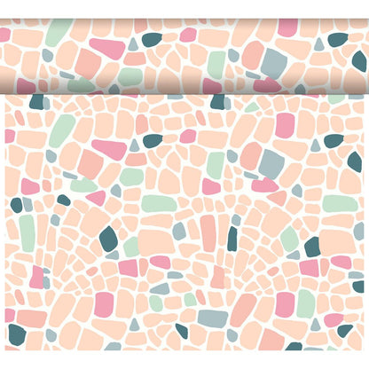 Un rouleau de DC-Tete a Tete 0,4x24m de Duni GmbH montre un motif mosaïque abstrait moderne et résistant aux intempéries en rose pastel, pêche, teal, vert menthe et crème avec des bords blancs et des formes irrégulières.