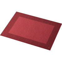 Un élégant set de table rectangulaire rouge, de la gamme Bio-Dunicel 30x40 Linnea bordeaux de Duni GmbH, fabriqué en papier à la texture subtile et orné d'un bord rouge plus foncé, le tout sur fond blanc.