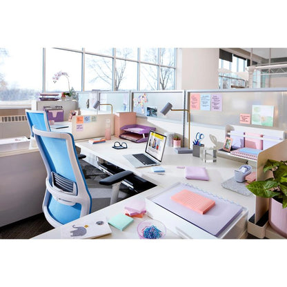Een moderne kantoorwerkplek met witte bureaus, pastelkleurige schrijfbenodigdheden, een laptop, stoelen, bureau-organizers, planten, grote ramen en Post-it® Super Sticky Notes (47,6x47,6mm, 90 vel/Blok) van 3M Deutschland GmbH aan de scheidingswanden.
