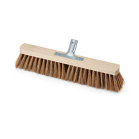 Le balai d'intérieur Nölle Profi Brush de 50 cm, en poly-coco avec support de manche métallique, de la marque Nölle Profi Brush Bürsten- & Pinseltechnik e.K., est représenté avec un bloc de bois et des poils marron sur fond blanc.