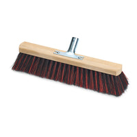 Le balai de salle Arenga/Elaston de Nölle Profi Brush, doté d'un support de manche métallique, fabriqué par Nölle Profi Brush Bürsten- & Pinseltechnik e.K., est équipé d'un bloc en bois, d'un support de manche métallique et de poils denses noirs et rouges : il est parfait pour le nettoyage des salles.
