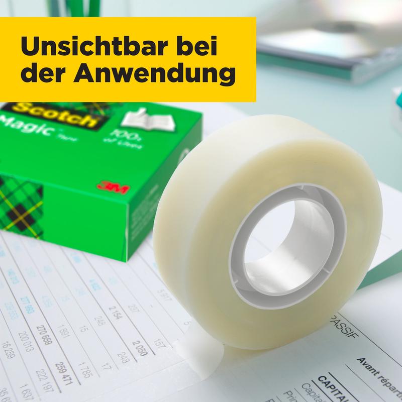 Een rol Scotch® Magic™ Onzichtbare Tape van 3M Deutschland GmbH ligt op een bureau met documenten, naast de groene doos. Op een gele banner staat in het Duits "Onzichtbaar bij gebruik".