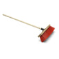 Le balai de rue Nölle Profi Brush Elaston Power Stick, 40 cm avec manche de 140 cm de long de Nölle Profi Brush Bürsten- & Pinseltechnik e.K., a des poils Elaston rouge vif et une tête rectangulaire brun clair, illustrée en diagonale sur fond blanc.