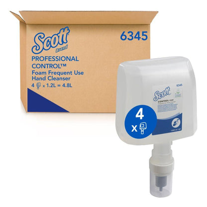Een "Scott® Control™ Schuim-handreiniger | Karton (4 patronen)" van Kimberly-Clark GmbH staat naast een navulfles met pomp - perfect voor het naleven van handhygiëneprotocollen.