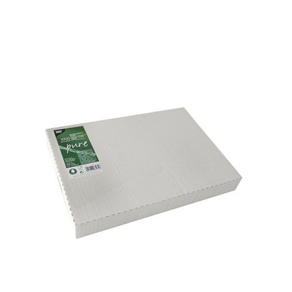 Illustrée est une boîte distributrice fermée, blanche PAPSTAR GmbH (1000 pièces) avec du papier de couverture de crème "pure" 32x22 cm avec revêtement de cire de palme sur un fond blanc uni ; la boîte porte une étiquette vert-blanc avec des symboles de recyclage.
