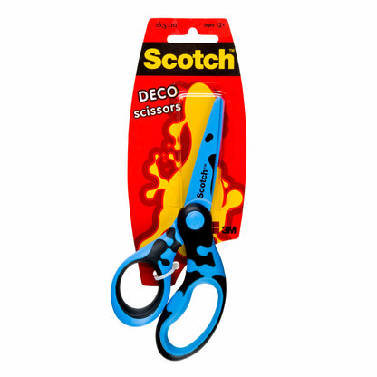 De 16,5 cm grote Scotch™ DECO schaar van 3M Deutschland GmbH in de kleuren groen, blauw of roze wordt geleverd in een enkele verpakking met kunststof verpakking en een rode en gele kartonnen achterkant. Geschikt voor kinderen vanaf 12 jaar.