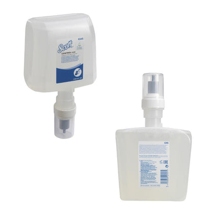 Twee aanzichten van een rechthoekige, heldere kunststofcartridge Scott® Control™ Schuim-handreiniger van Kimberly-Clark GmbH, elk met een wit etiket en pompuitloop; de ene toont de voorkant, de andere benadrukt details van de handhygiëneprotocollen. Karton: 4 patronen.