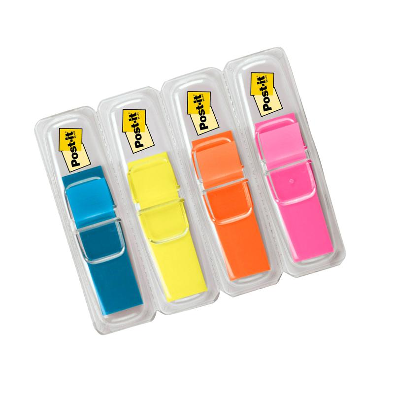 Quatre paquets de mini bandes adhésives 3M Post-it® Index (11,9 x 43,2 mm), avec 35 fanions chacun dans des distributeurs en plastique bleu, jaune, orange et rose. Chaque distributeur a une étiquette Post-it jaune sur le dessus.