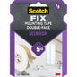 Die violette Verpackung des Scotch-FIX™ Spiegelmontagebandes 4496W (3M Deutschland GmbH) zeigt, wie es einen Spiegel über einem Waschbecken hält. Es ist feuchtigkeitsbeständig, trägt bis zu 5 kg und misst 19 mm x 5 m - ideal für die Montage von Spiegeln.