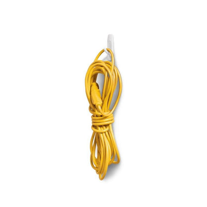 Un câble d'extension jaune est suspendu proprement enroulé à un moyen crochet polyvalent Command™ M en pack avantage, 17001-2, de 3M Deutschland GmbH, devant un fond blanc simple pour une fixation sans dommage.