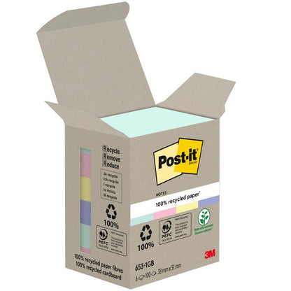 Een geopende doos Post-it® Recycling Notes (38 mm x 51 mm, 100 vel/Blok, 100% PEFC) van 3M Deutschland GmbH toont meerdere pastelkleurige blokken en is voorzien van recycling-symbolen en het 3M-merk.