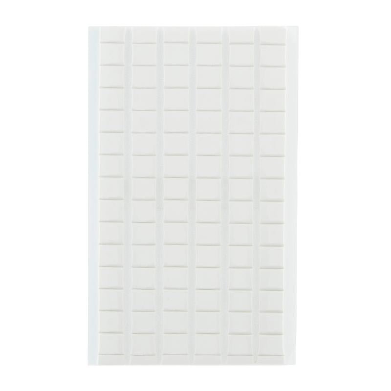 Une feuille blanche avec des carrés de montage amovibles Scotch-FIX™ multiligne et multicolonne (12,7 mm x 12,7 mm, 64 pièces/paquet) de 3M Deutschland GmbH - idéal pour les fixations temporaires et amovible sans résidus.