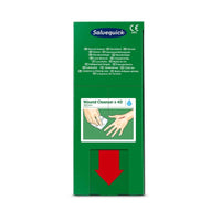 Une boîte verte contenant du Salvequick savett, un produit de nettoyage pour plaies (0,9 % de NaCl, stérile) de la marque Orkla Wound Care AB, porte sur son étiquette un texte en plusieurs langues, une illustration représentant des mains utilisant un linge, une grande flèche rouge pointant vers le bas et la mention « 40 pièces ».