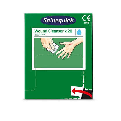 Een groene doos van Orkla Wound Care AB's Salvequick savett wondreiniger (0,9% naci, steriel), verpakking met 20 stuks. De voorkant toont een andere handreiniging met een doekje, een waterdruppelsymbool en het referentienummer 323700.