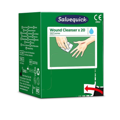 Een groene doos met de Salvequick Savett Wondreiniger (0,9 % NaCl, steriel) van Orkla Wound Care AB bevat 20 steriele wondreinigers. Op de verpakking is een gebruiksaanwijzing te zien met een afbeelding waarop een hand de andere reinigt.