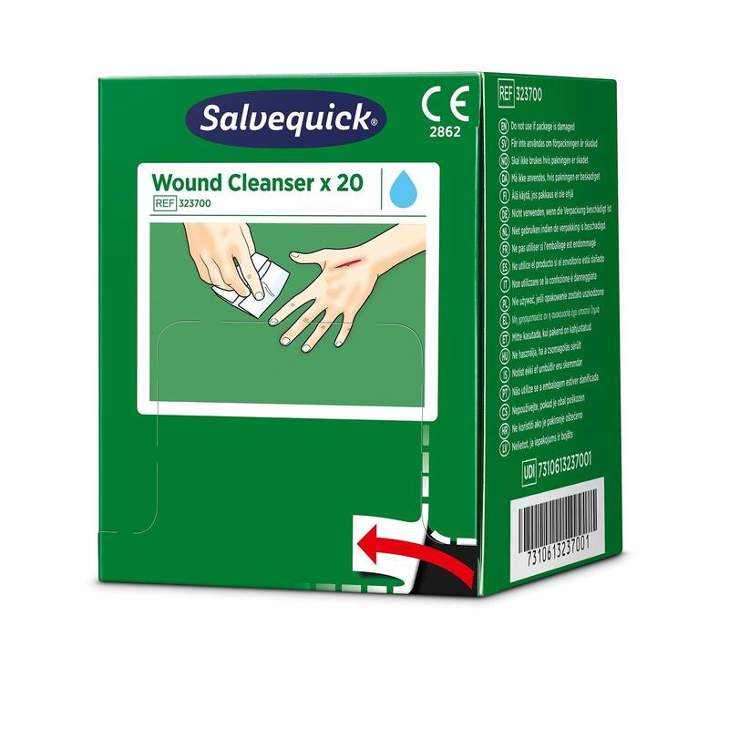 Een groene doos met Salvequick savett wondreiniger (0,9% NaCl, steriel) 20 stuks van Orkla Wound Care AB, met een afbeelding van handen die een wond reinigen, en zichtbare productdetails en barcode op de verpakking.