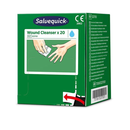 Een groene doos met Salvequick savett wondreiniger (0,9% NaCl, steriel) 20 stuks van Orkla Wound Care AB, met een afbeelding van handen die een wond reinigen, en zichtbare productdetails en barcode op de verpakking.