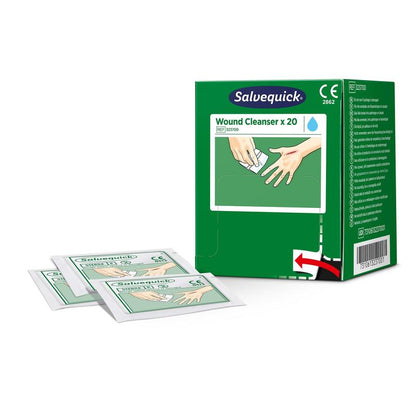 Een groene doos met het opschrift "Salvequick savett wondreiniger (0,9% naci, steriel) 20 stuks" van Orkla Wound Care AB staat rechtop met een afbeelding van handen die een reinigingsdoekje gebruiken. Daarvoor zijn twee afzonderlijke wondreinigingszakjes afgebeeld.